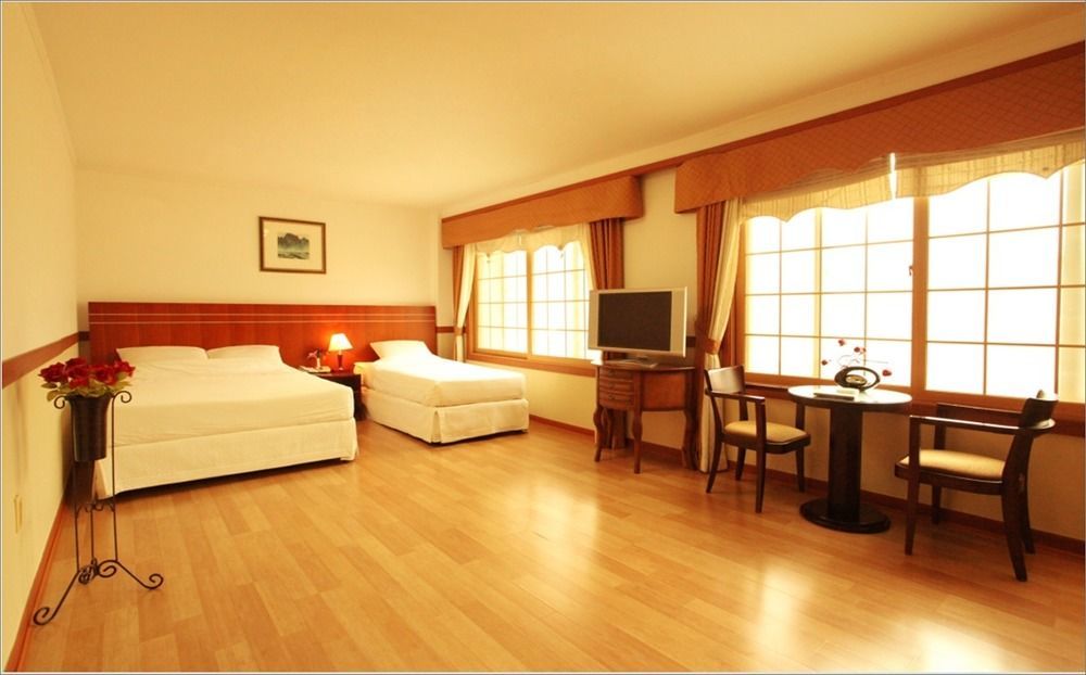 Ramada By Wyndham Suanbo Hotel Chungju Exterior photo