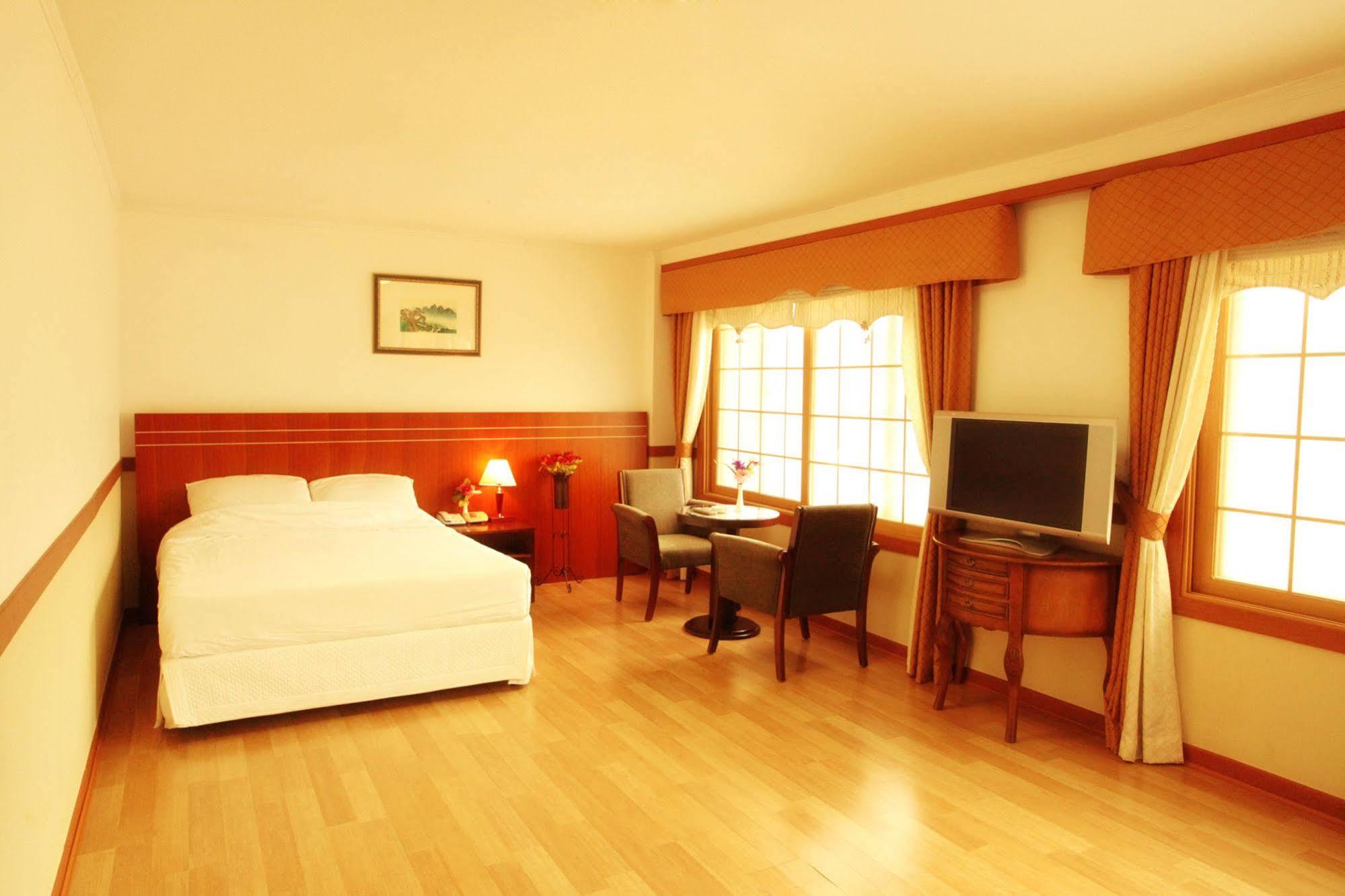 Ramada By Wyndham Suanbo Hotel Chungju Exterior photo